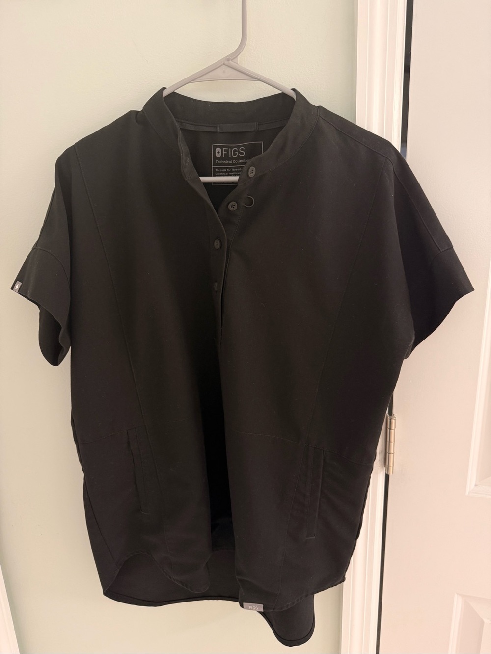 FIGS Black top in size medium and bottoms in size large :Medical Scrub Set